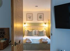 The Perk Inn, Cosy & Secluded Garden Lodge，位于浦耳的酒店