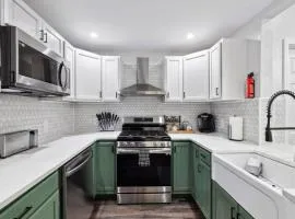 Private Hot Tub King beds 1 Block from Butler