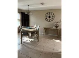 Minutes to Shopping, Dining and Fun Family Stay - Sleeps 6