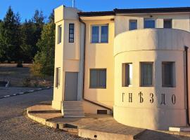 Gnezdo Studio Apart，位于希普卡的酒店