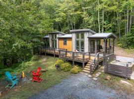 High Hollow Cottage Modern Tiny Home with Hot Tub，位于罗宾斯维尔的酒店