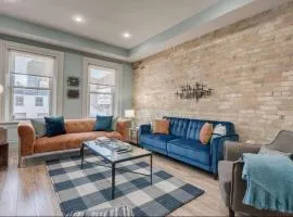 Modern Industrial Suite w Private Patio - The Roland