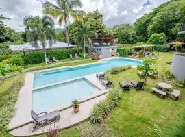 Paradizio 301 4BR Beach-Town Condo 8 Guests