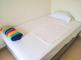 Habitación con cama nueva semidoble y balcón privado cerca del parque，位于拉塞哈的酒店