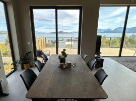 NEW! Exclusive home, 4 bedrooms, unbeatable view，位于哈尔斯塔的酒店