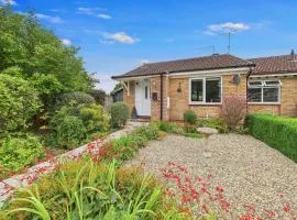 Bijou Abode- bungalow- free private parking and secure cabin