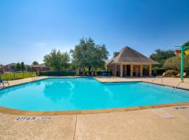 Quiet Suburban Home w/ Private Yard in Seagoville!，位于Seagoville的酒店
