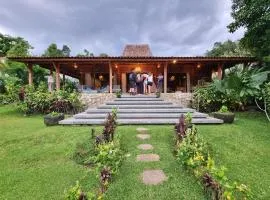 Villa Joglo Omah Kempalan, private pool, 6 BR in Sentul