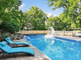 Secluded Luxe 5BR Estate| Pool, Wineries, Near ND，位于Niles的酒店