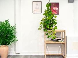 Pacific Mall Bright & Cozy Rooms with Privated Bathrooms，位于多伦多的酒店