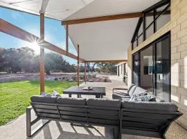 Turf and Surf - Secluded Haven between Beach & Town