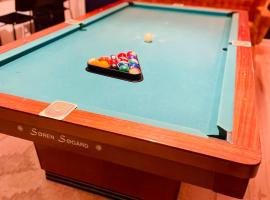 Modern 7-Bedroom Villa for Large Families & Groups，位于勒兹比的酒店