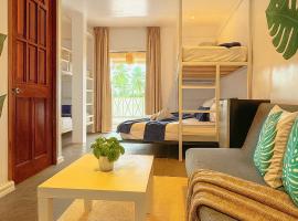 The Blue Doors- Siargao，位于卢纳将军城的酒店