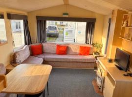 3 Bed Caravan 8 Berth Pet Friendly Parking，位于拉尔的酒店