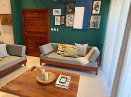 Rustic, Contemporary, Cozy with Home Office，位于奔巴岛的酒店