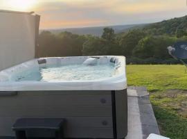 Ozark Escape - Hot Tub Mountain Views and Near Buffalo River，位于Compton的酒店