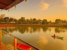 BBQ,Canoe,KTV, Up to 15 Pax, Entire Villa，位于巴淡岛中心的酒店