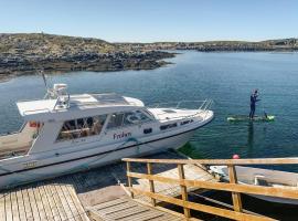 Nice Home In Sauøya With House Sea View，位于Dyrvik的酒店