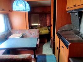 Caravan in the backyard，位于Šaľa的酒店