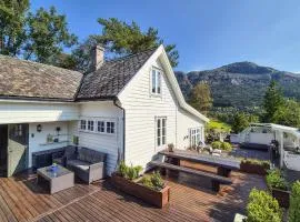 Stunning Home In Vikebygd With House A Mountain View