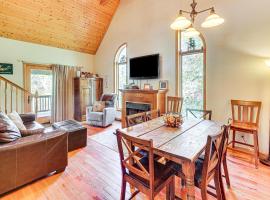 3 Mi to Snowshoe Resort: Cabin w/ Hot Tub,位于Slaty Fork的酒店