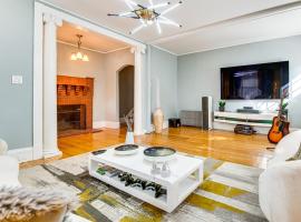 Classic North End Gem Yard, Patio and Modern Style!，位于曼切斯特的酒店