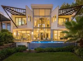 VACATION MARBELLA I Villa Finesse, Luxury Villa, Golden Mile, Swimming-pools, Sauna, Spa, Gym, Minutes from Golfs and Beaches