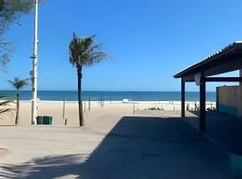 Duplex em Itaúna 4min da Praia que ocorre o WSL, 1min da pista de skate do LS, pracinha com parque infantil, quadra de futebol, tudo isso a 1 min da duplex, perto do comércio, wi-fi super rápido, monitoramento 24hrs