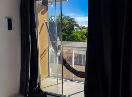 Casa Amarela Itaúna 4min da Praia que ocorre o WSL, 1min da pista de skate do LS, pracinha com parque infantil, quadra de futebol, tudo isso a 1 min da duplex, perto do comércio, wi-fi super rápido, estacionamento gratuito, monitoramento 24hrs