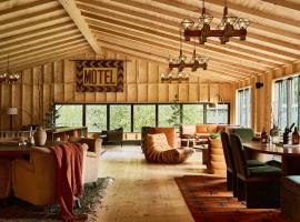 Bluebird Cady Hill Lodge，位于斯托的酒店