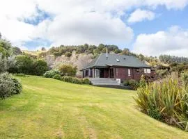 Relaxed Kiwi Bach Over Akaroa Harbour - Port Watch