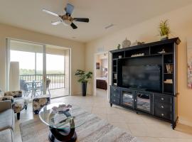 Resort Amenities River Strand Country Club Condo!，位于布雷登顿的酒店