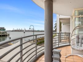 Scenic Beachside 3-bedroom with Water Views，位于墨尔本的酒店