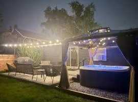 Vibing Hudson Retreat Pet-Friendly w Hot Tub