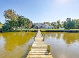 Riverfront Gem with Fire Pit in Eden，位于Eden的酒店