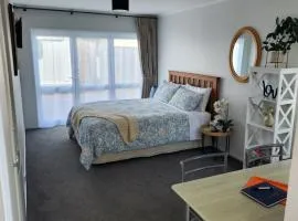 Cosy Studio Unit on Longview