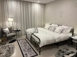 شقه فاخره بأثاث مريح غرفة نوم وصاله