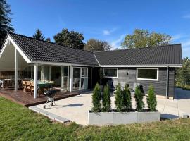 Explore Bay And Nature In Pretty Kostræde Banker，位于Lundby的酒店