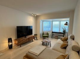 Bright and spacious duplex apartment by the sea - De Panne，位于德帕内的酒店