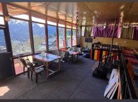 Iris cafe and cozy stay，位于Tosh的酒店