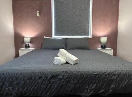 Family retreat near Caboolture Hospital，位于卡布尔彻的酒店
