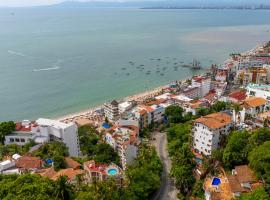 Casa Carmen Zona Romantica, 2BD, 3 bath condo，位于巴亚尔塔港的酒店