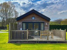 The Tummel Lodge with Hot Tub in Crieff，位于克里夫的酒店