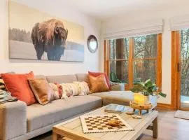 Basecamp Stays: Upscale Getaway Shuttle Hot Tubs