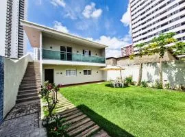 Casa moderna com jardim privativo