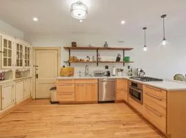 Spacious Historic 8-Bedroom Manor in Short North - Perfect for Large Groups