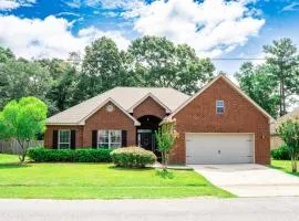 Cozy Retreat with Patio, Big Kitchen and Fishing Nearby