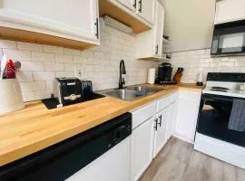 Cozy Downtown Modern Condo in the Heart of it all