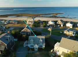 Stunning Home with Water Views，位于桑威奇的酒店