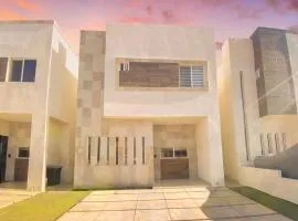 Casa Familiar con Alberca en Privada, 5 min del Aeropuerto y Consulado Americano